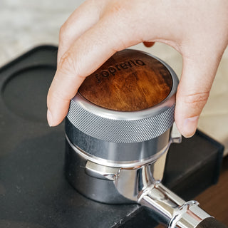 Sopresta Premium 54mm Kaffefordeler med Valnød (Passer til Sage Barista serien)