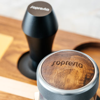 Sopresta Premium 54mm Kaffefordeler med Valnød (Passer til Sage Barista serien)